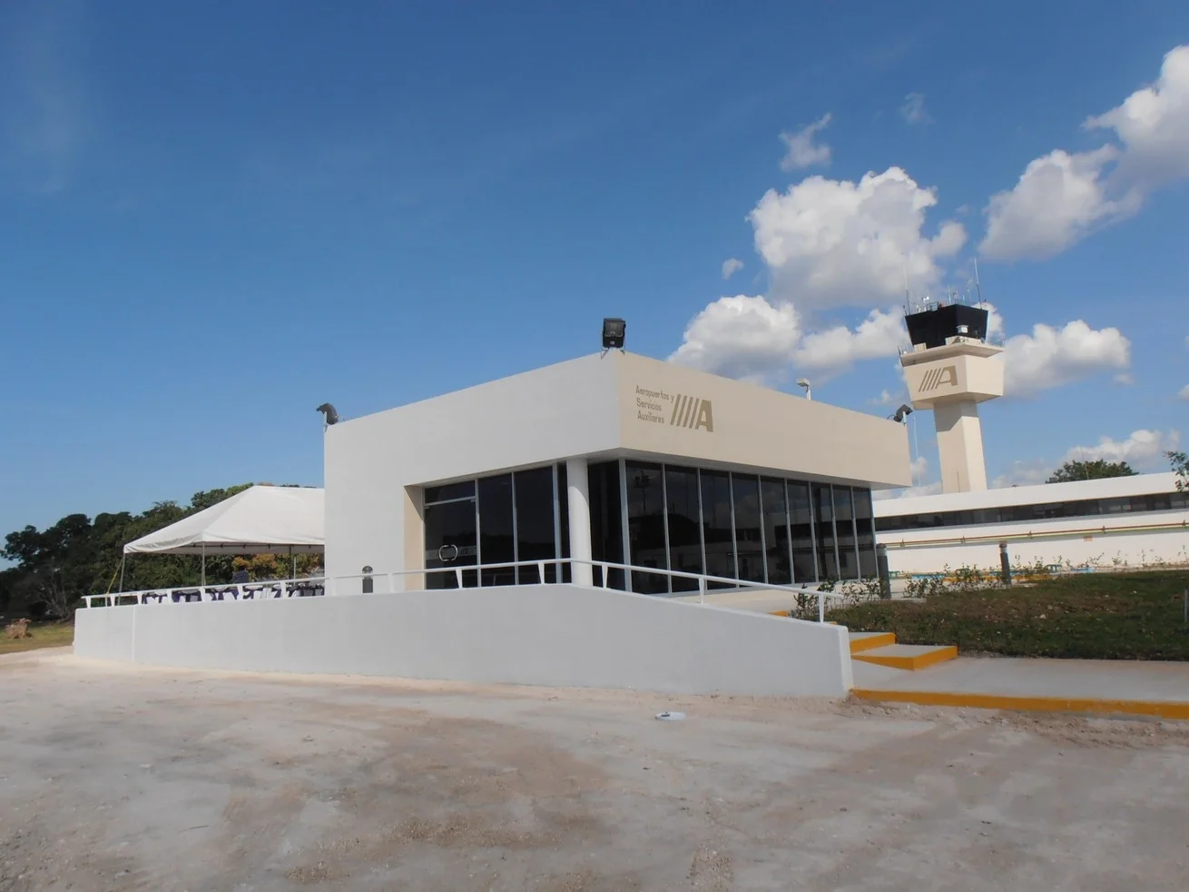 ASA – Fachada con torre de control
